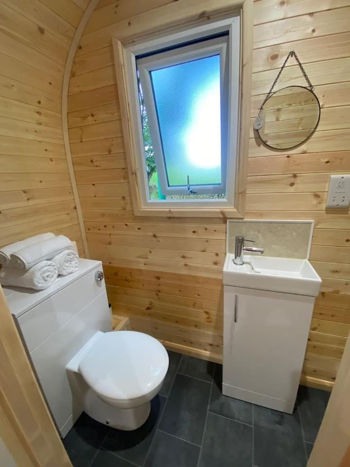 Quiet Woodland Cabin & Nature Cabin in High Peak District