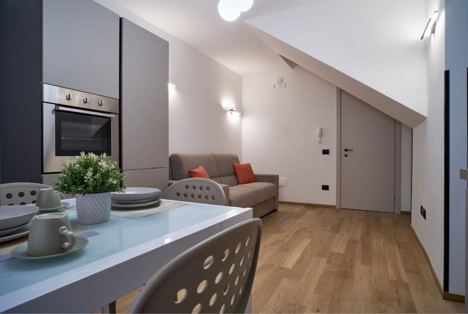 Living room, Seating area, Dining area, oven