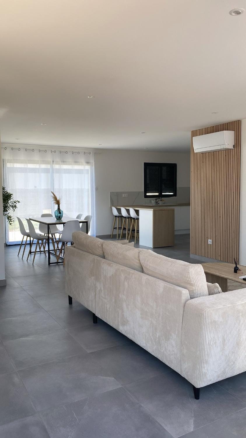 TV and multimedia, Seating area, Dining area