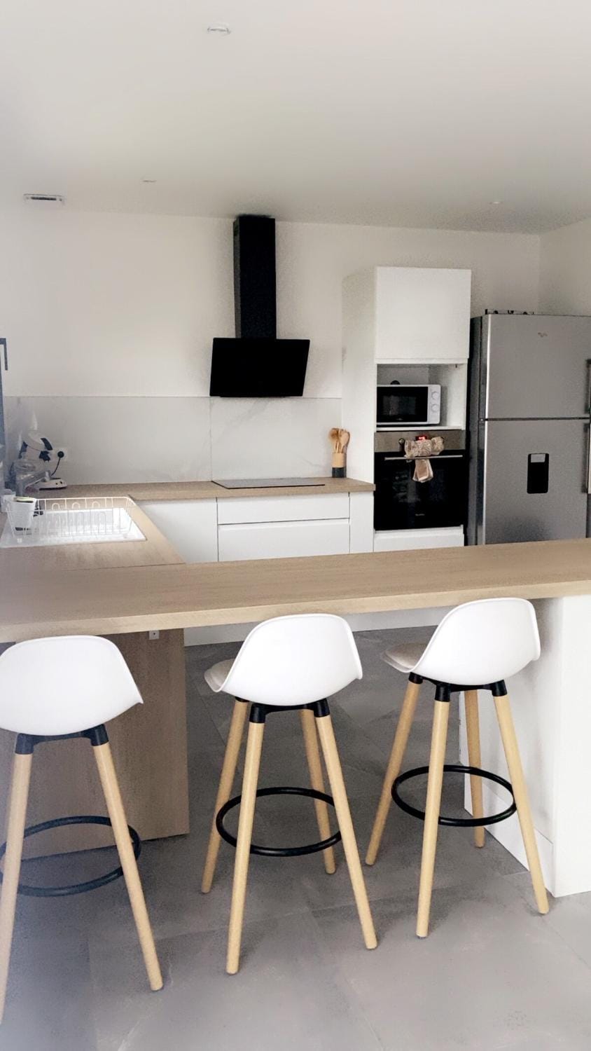 Kitchen or kitchenette, Dining area, minibar, oven, stove