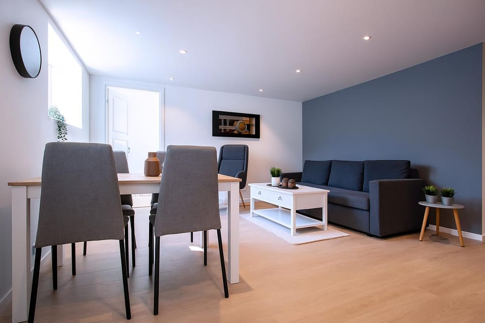 TV and multimedia, Living room, Seating area, Dining area