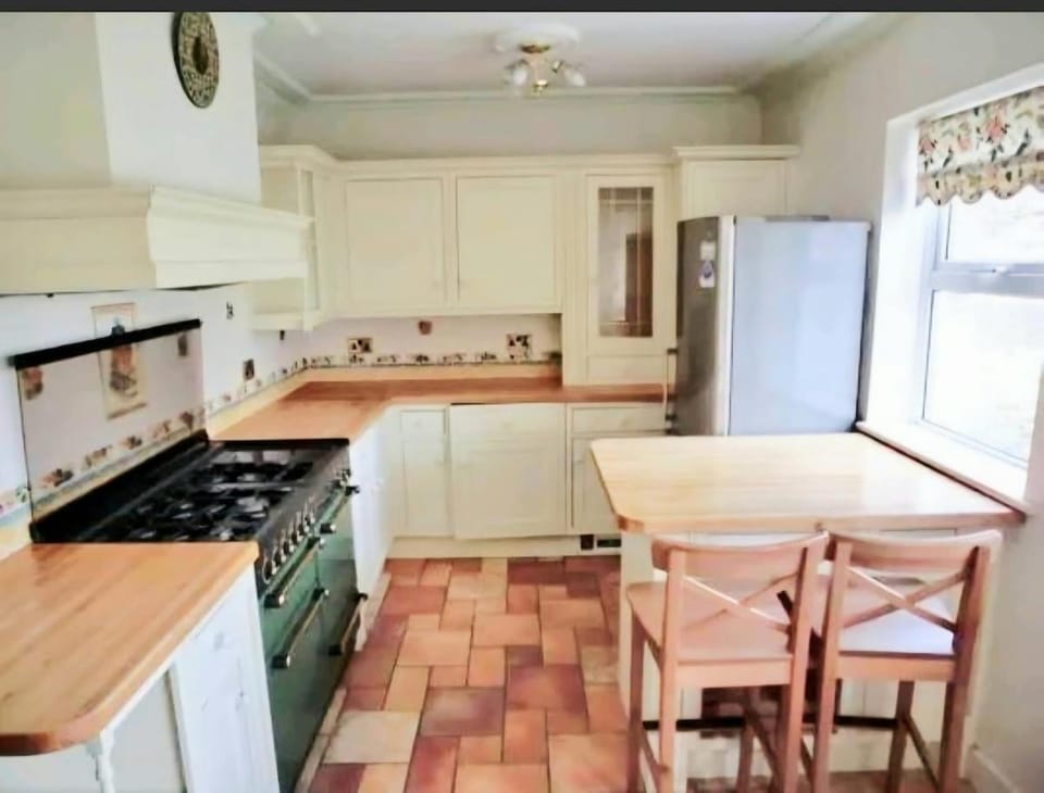 Gravesend Grand House - 5BR -Garden -Parking -Sleeps 10 House in Gravesend