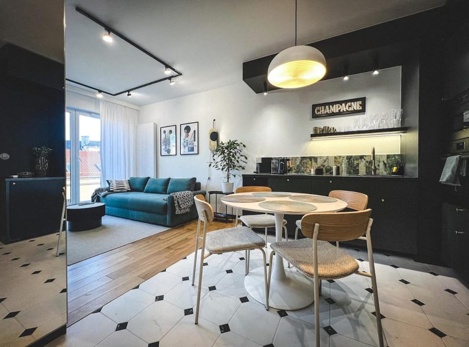 Kitchen or kitchenette, Living room, Seating area, Dining area