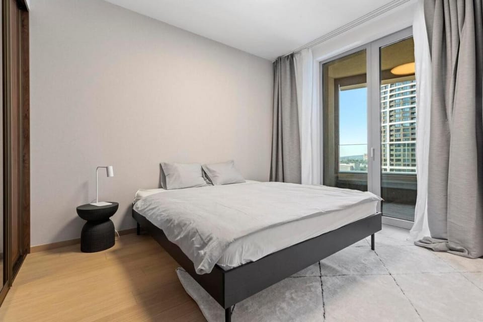 SkyPark 1-Bedroom Apartment on Floor 15 with Castle View and Parking by SkyViews Apartment in Bratislava
