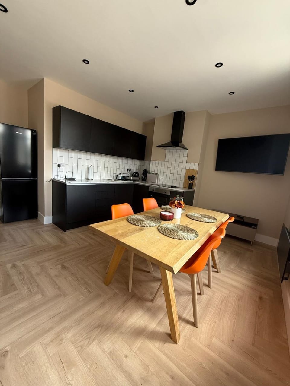 Kitchen or kitchenette, Dining area