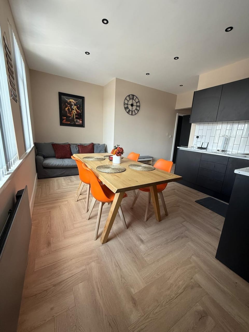 Stylish and Bright 2 Bedroom Flat Free Parking Apartment in Wallasey