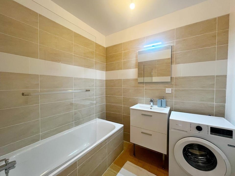 Suite Celestine - Appartement 4 & 8 personnes - Check in h24 & wifi Apartment in Lyon