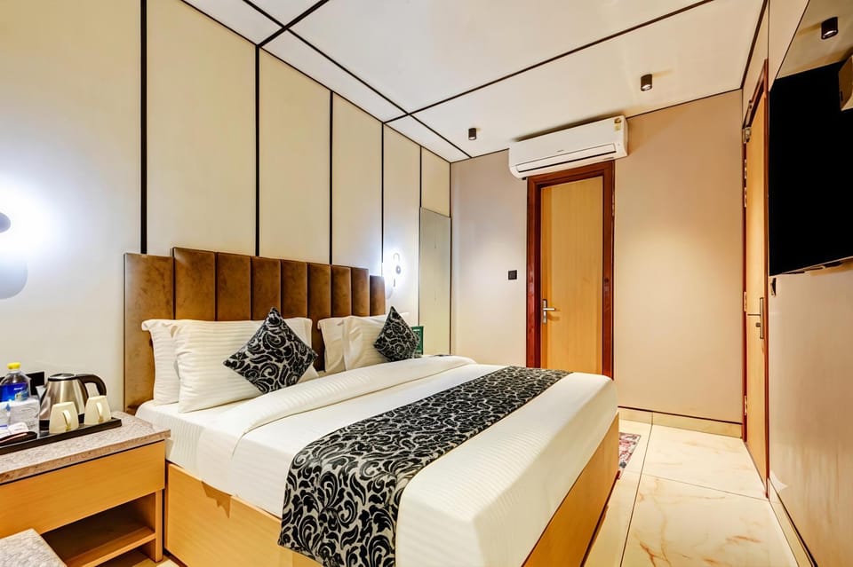 Bed, TV and multimedia, Living room, Photo of the whole room, Seating area, Bedroom, wardrobe
