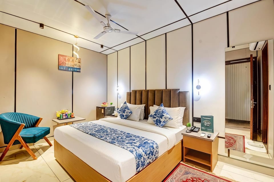 Bed, Living room, Photo of the whole room, Seating area, Bedroom, wardrobe