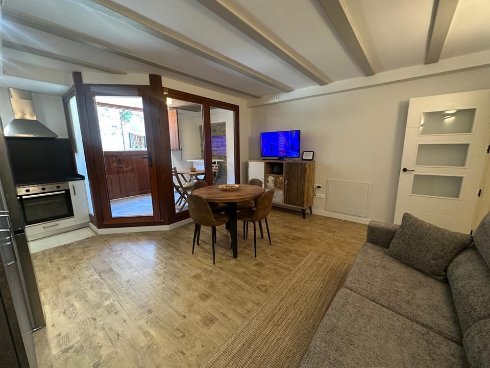 TV and multimedia, Kitchen or kitchenette, Living room, Seating area, Dining area