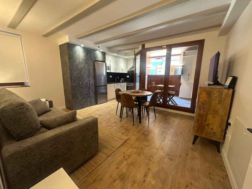 TV and multimedia, Kitchen or kitchenette, Living room, Seating area, Dining area
