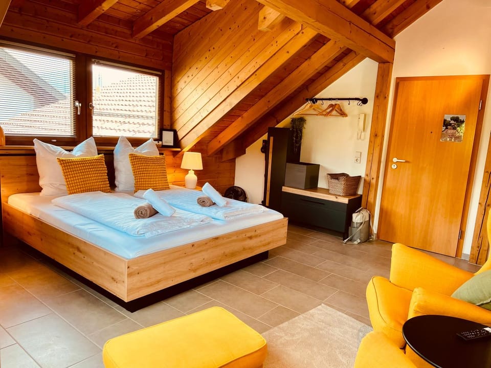 Bed, Bedroom, towels
