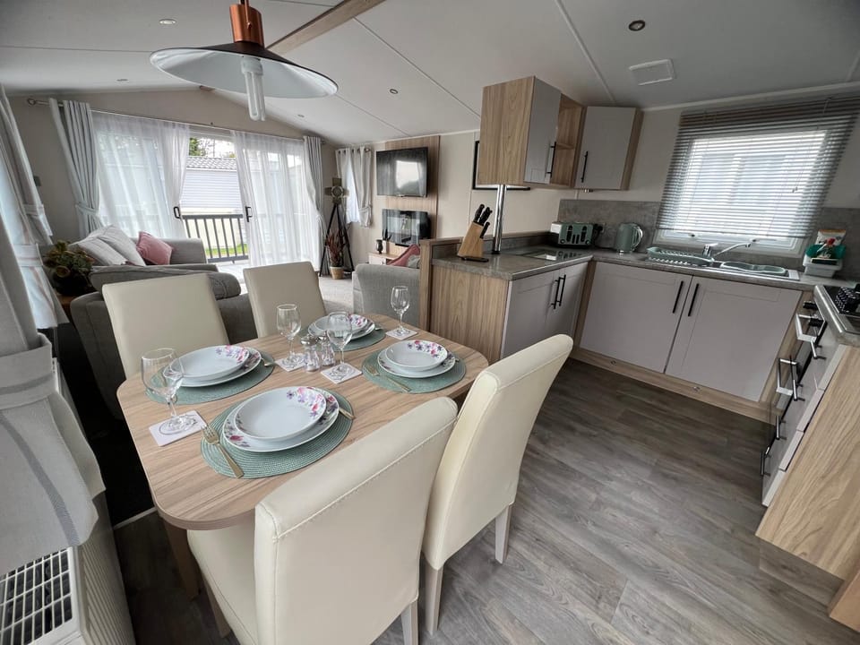 Kitchen or kitchenette, Living room, Seating area, Dining area