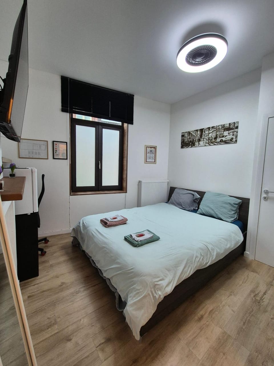 Bed, Photo of the whole room, Bedroom