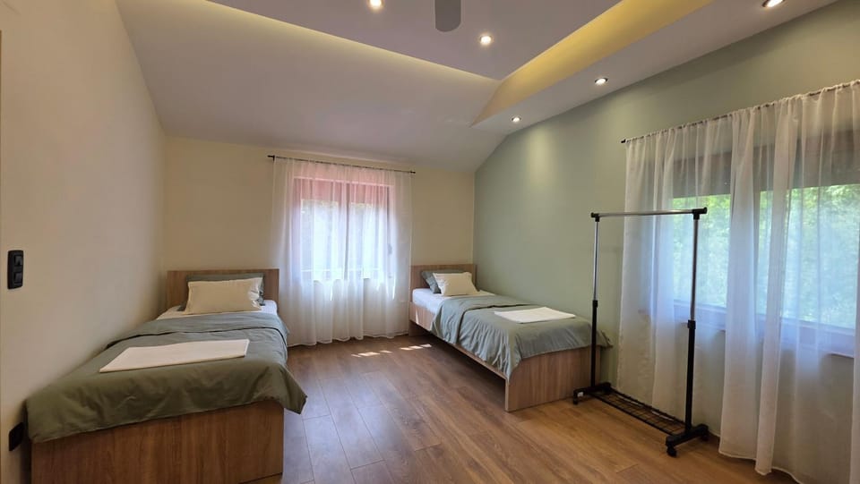 Bed, Photo of the whole room, Bedroom, towels