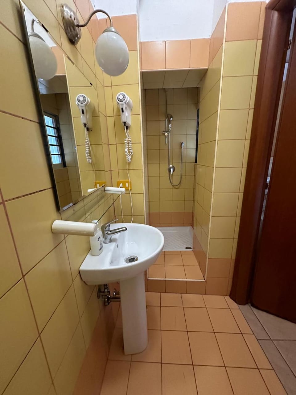 Shower, Toilet, Bathroom, bidet, towels