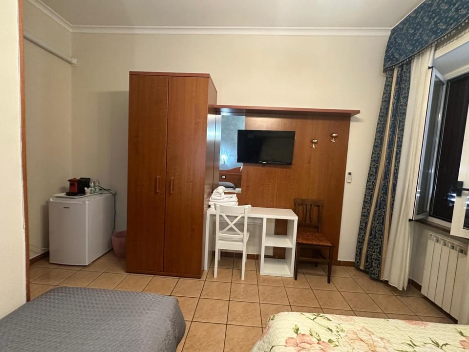 Bed, TV and multimedia, Bedroom, wardrobe