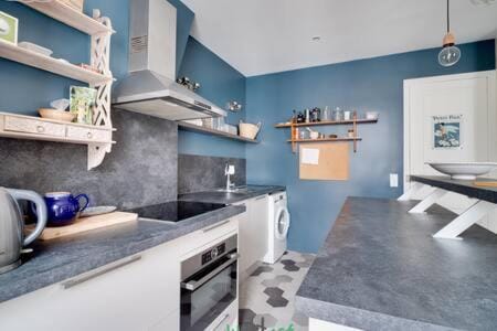 Charmant logement 3ch | Balcon – Paris 20e Apartment in Paris