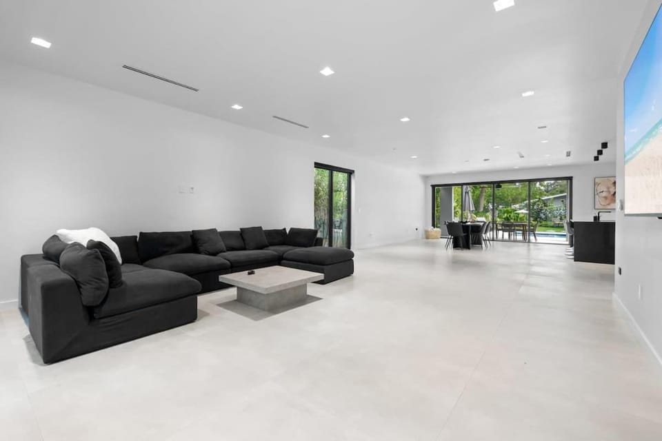 Absolut Luxe 5 Bed Villa with Pool- Great for Group House in Aventura