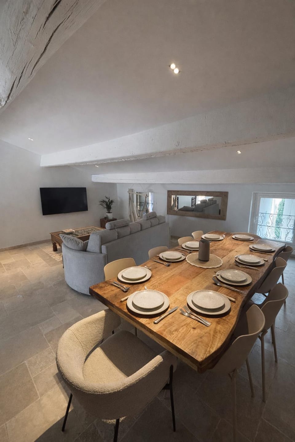 TV and multimedia, Kitchen or kitchenette, Living room, Seating area, Dining area