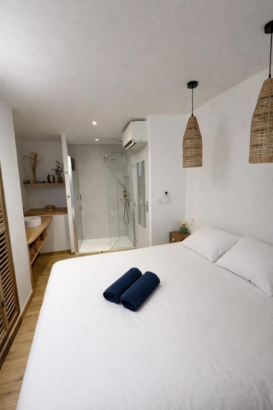 Shower, Bed, Bathroom, Photo of the whole room, Bedroom, towels, wardrobe