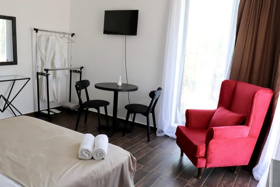 Bed, Seating area, towels