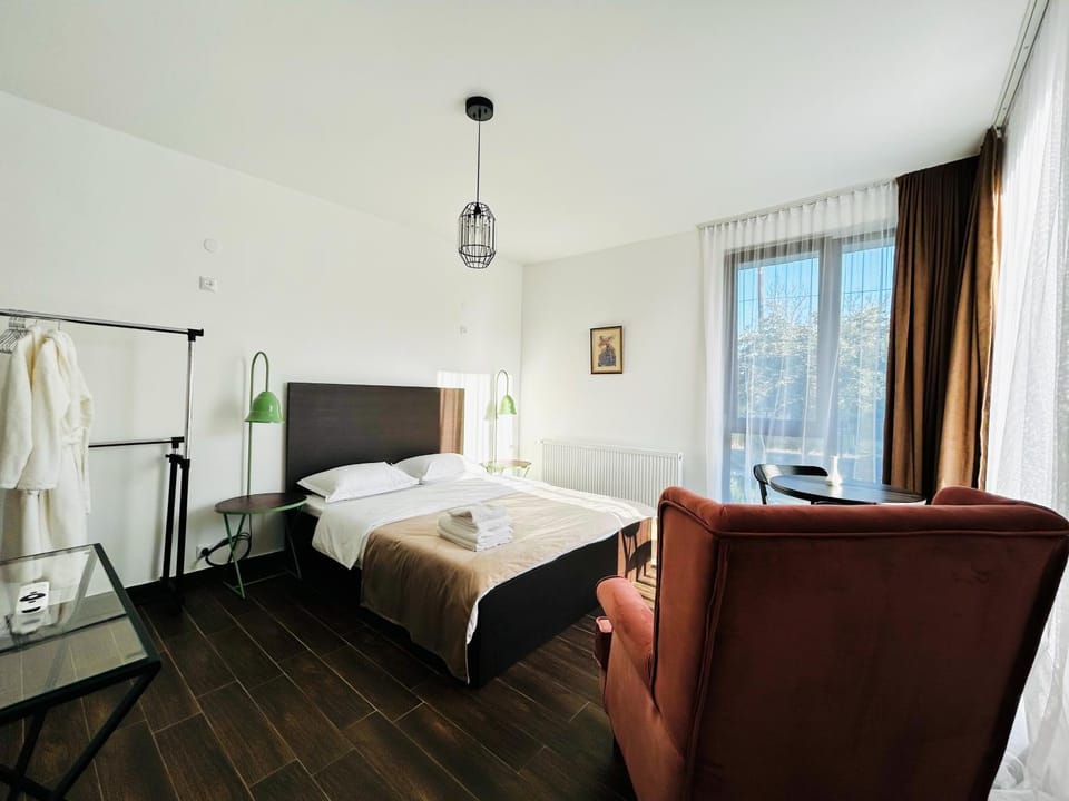 Bed, Seating area, towels