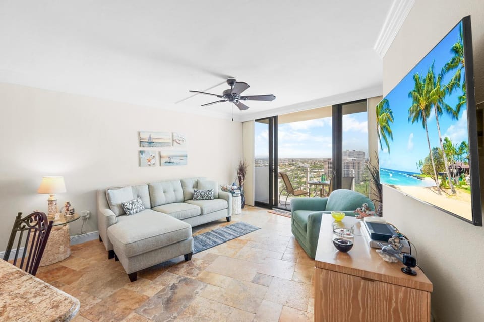 18th floor beachfront condo with pool, gym and grills House in Marco Island