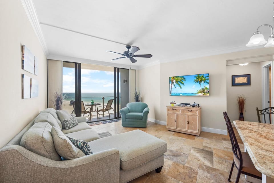 18th floor beachfront condo with pool, gym and grills House in Marco Island