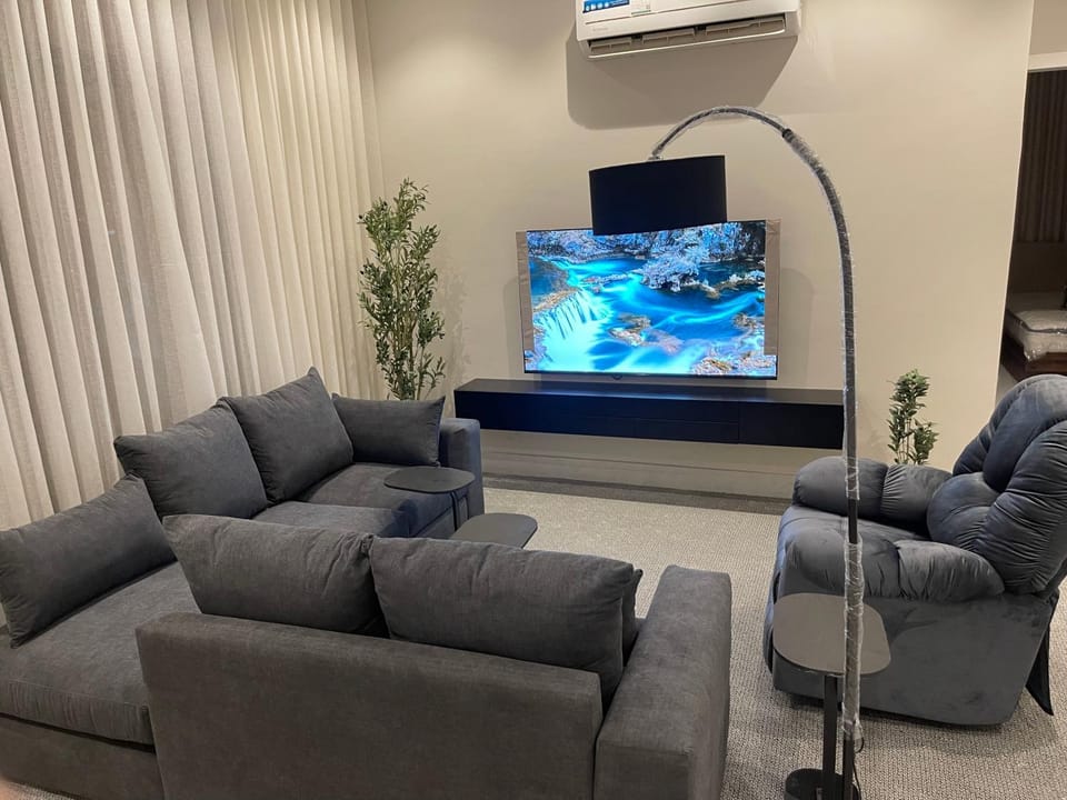 شقة فندقيه مؤثثه بالعوالي الرياض غرفتين وصالتين ومطبخ وسطح روماني وبلكونه Apartment in Riyadh