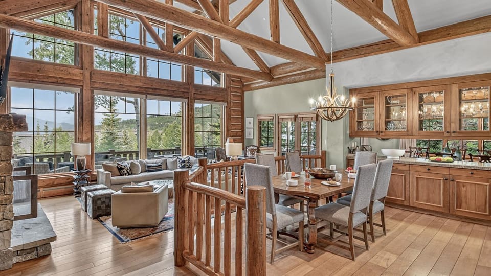 View (from property/room), Living room, Seating area, Dining area, furniture