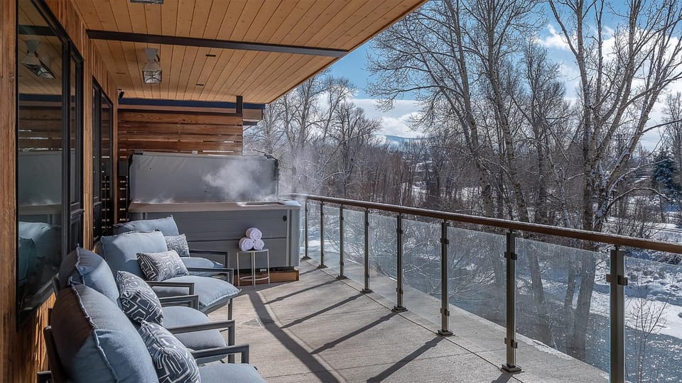 Winter, Hot Tub, Balcony/Terrace, Seating area