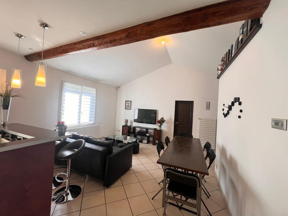 Communal lounge/ TV room, TV and multimedia, Living room, Seating area, Dining area