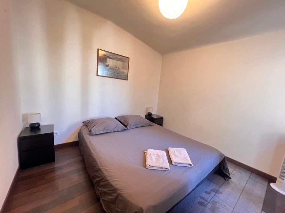 Bed, Bedroom, towels