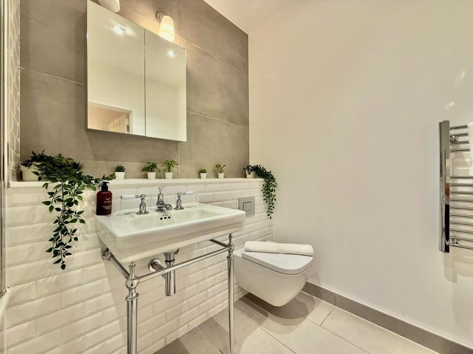 Toilet, Bathroom, towels