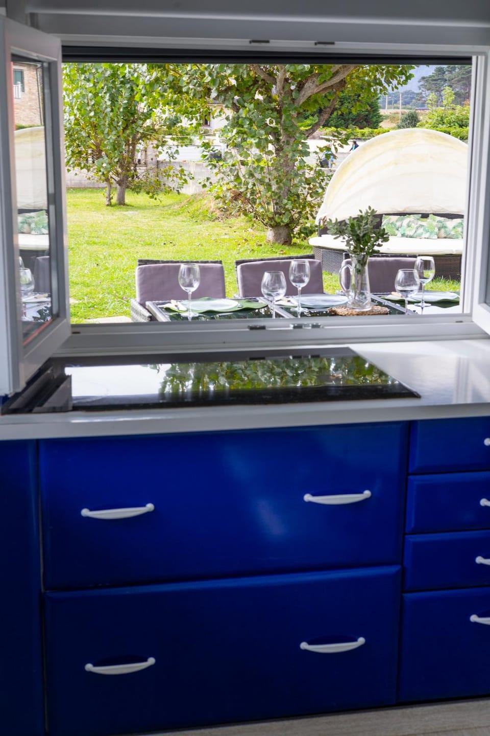 Kitchen or kitchenette, Garden view