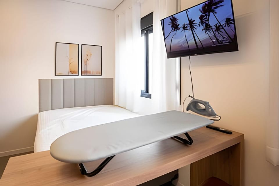 Bed, TV and multimedia, Photo of the whole room, Bedroom