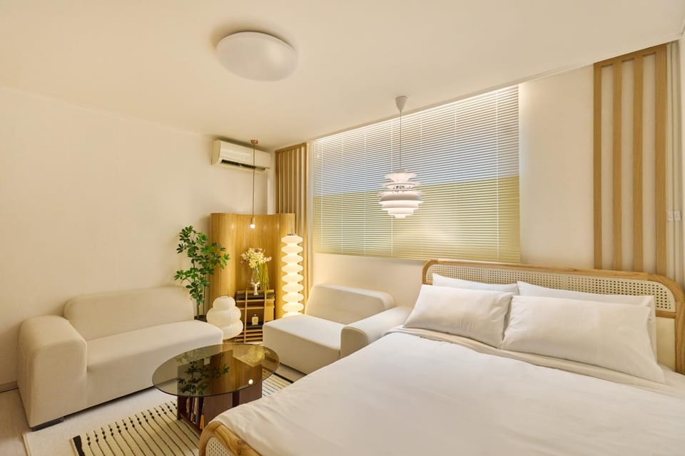 Bed, Seating area, Bedroom, air conditioner