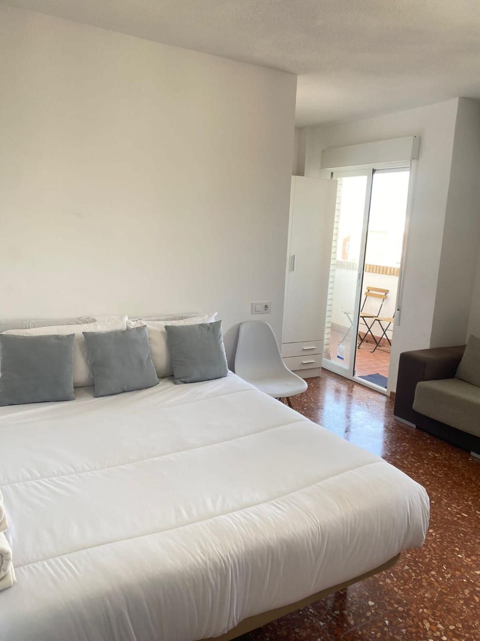 Bed, Living room, Photo of the whole room, Seating area, Bedroom