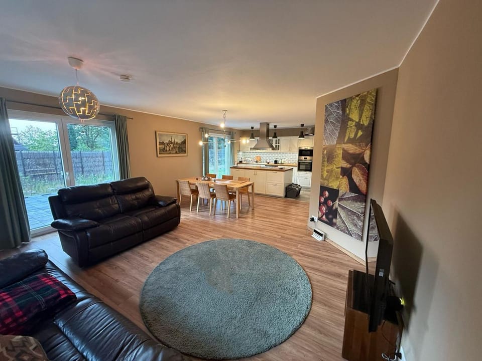 TV and multimedia, Kitchen or kitchenette, Living room, Seating area, Dining area