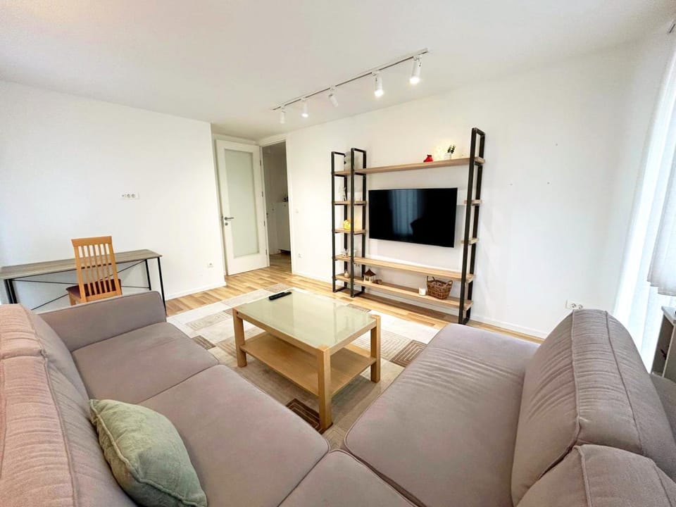 Communal lounge/ TV room, TV and multimedia, Living room, Seating area, Evening entertainment