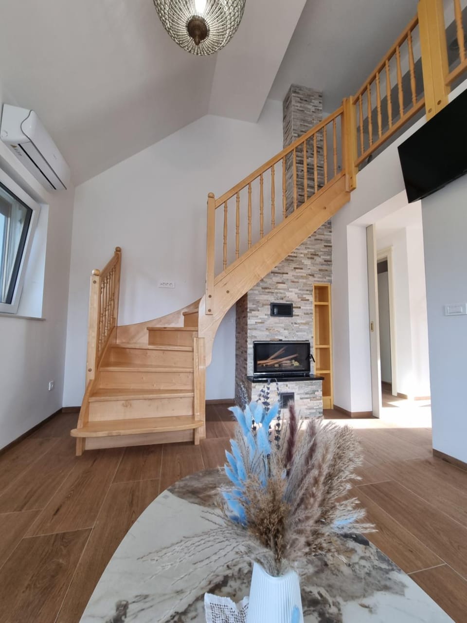TV and multimedia, fireplace, kitchen