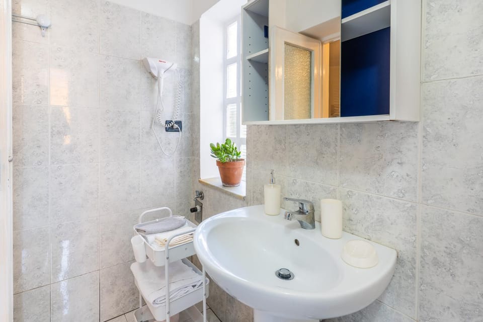 Bathroom, towels