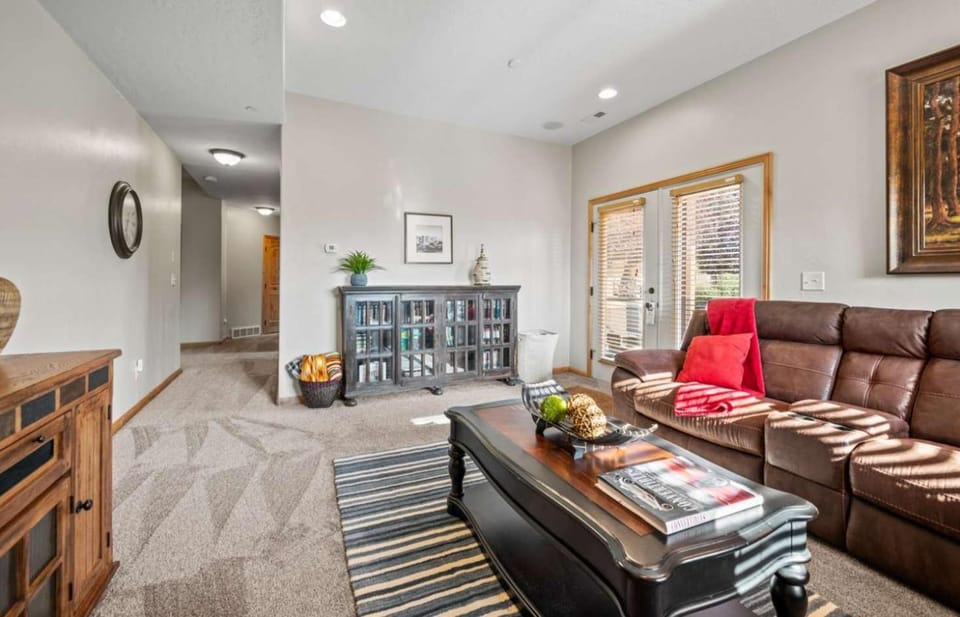 Great Eden Valley Views & Golfing Pool Game Room Sauna House in Utah
