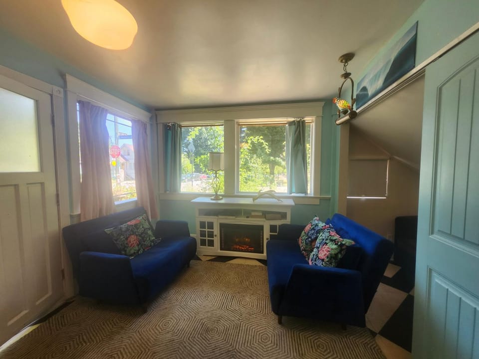 Lakeview Suite by Trout Lake Apartment in Vancouver