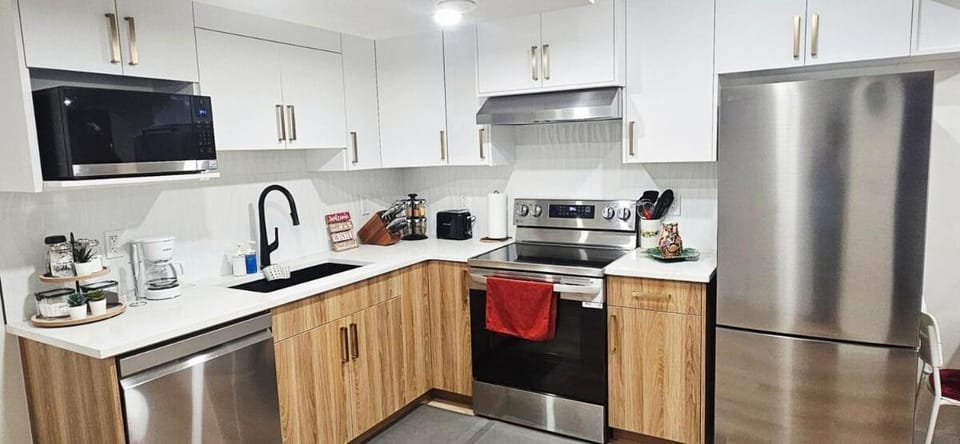 Coffee/tea facilities, Kitchen or kitchenette, dishwasher, oven, stove, toaster