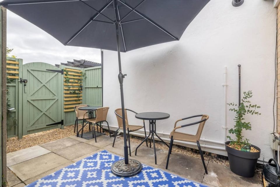 Modern Central Studio With Parking Apartment in Cambridge