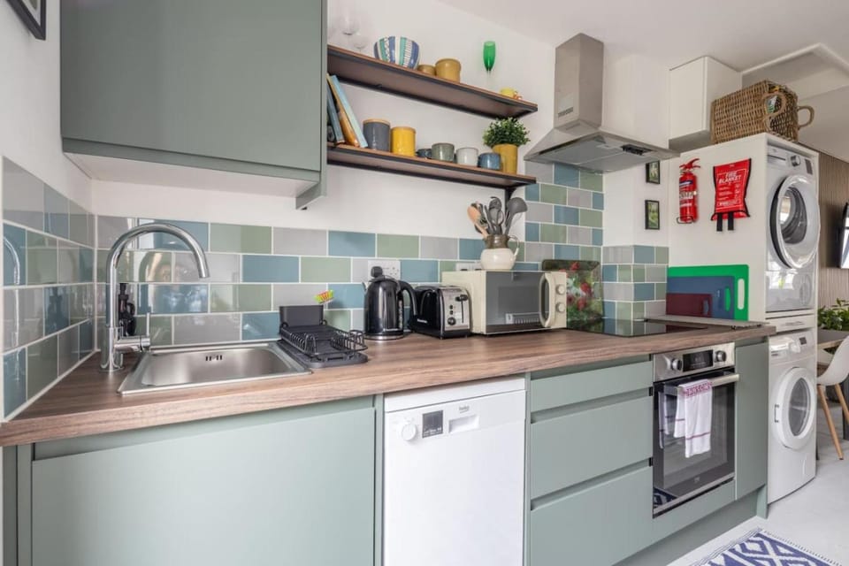 Modern Central Studio With Parking Apartment in Cambridge