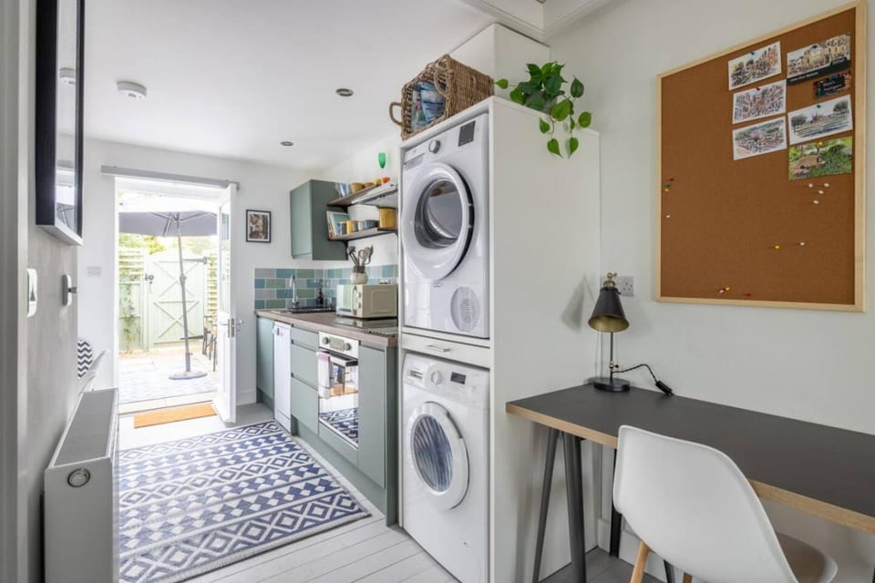 Modern Central Studio With Parking Apartment in Cambridge