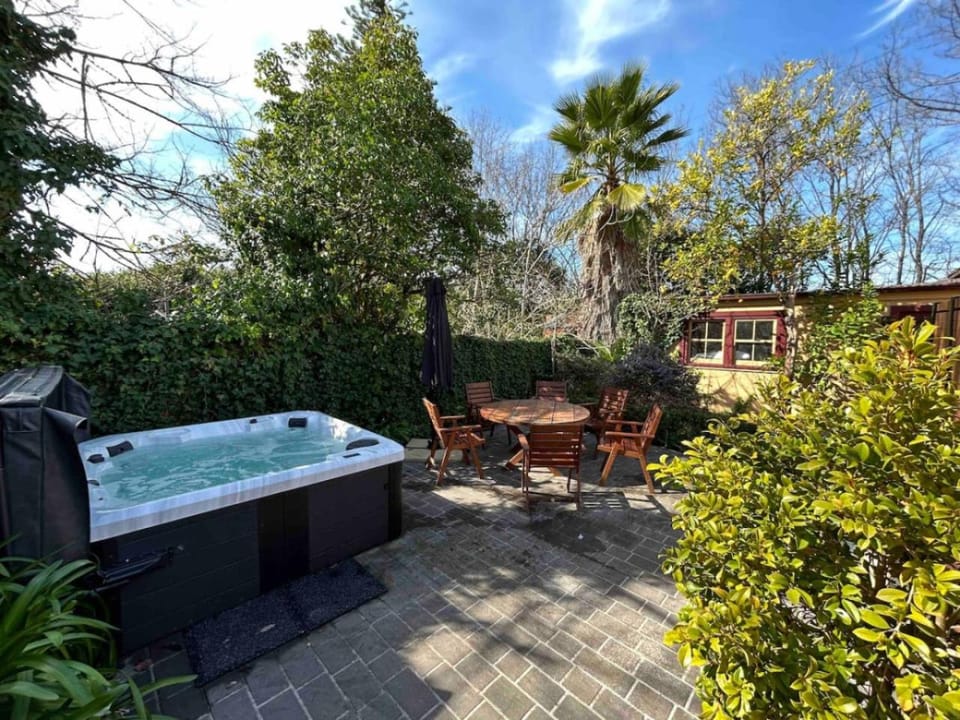 Porters Cottage Grande (two units) House in Wodonga